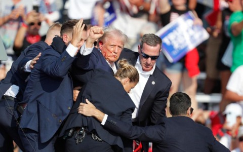 Anche i MAGA scaricano Trump, la teoria del complotto: “L’attentato in Pennsylvania fu messinscena”