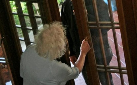 Anziana più scaltra del truffatore: sventato il raggiro del finto danno