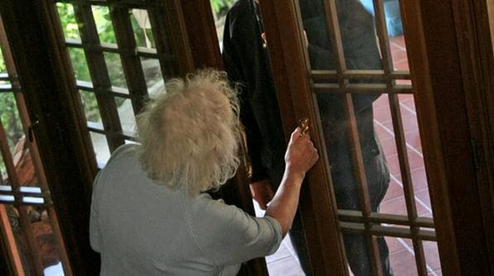 Anziana più scaltra del truffatore: sventato il raggiro del finto danno