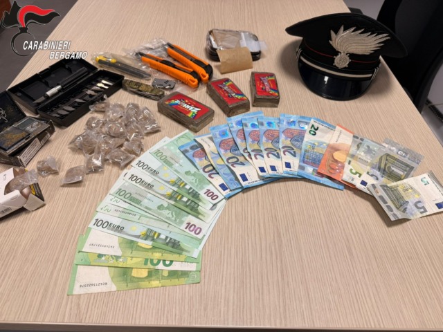 Arrestato giovane pusher nel parco a Stezzano: sequestrati oltre 350 grammi di hashish