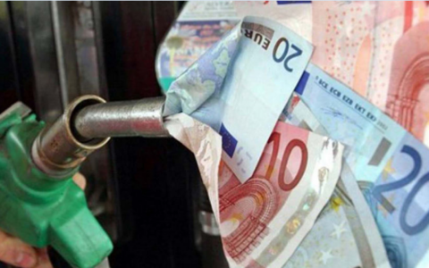 Associazione Ruote Libere: scende il costo del petrolio ma il prezzo del carburante rimane fermo