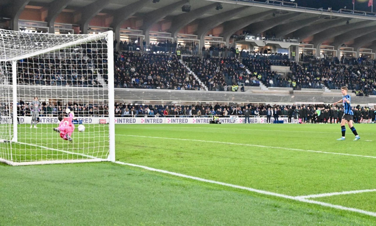 Assurda la serie di errori dal dischetto dell’Atalanta (i più gravi sono quelli di Scamacca e Zappacosta)