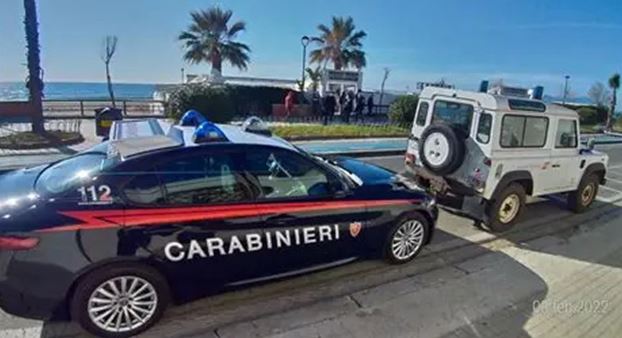 Atti osceni in spiaggia, denunciato un 43enne