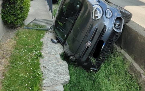 Auto fuori strada, tratto chiuso al traffico