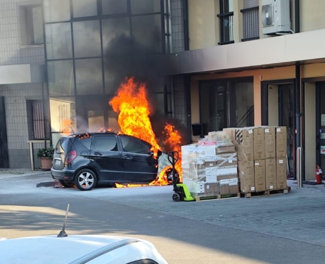 Auto in fiamme, paura ma nessun ferito a Caravaggio