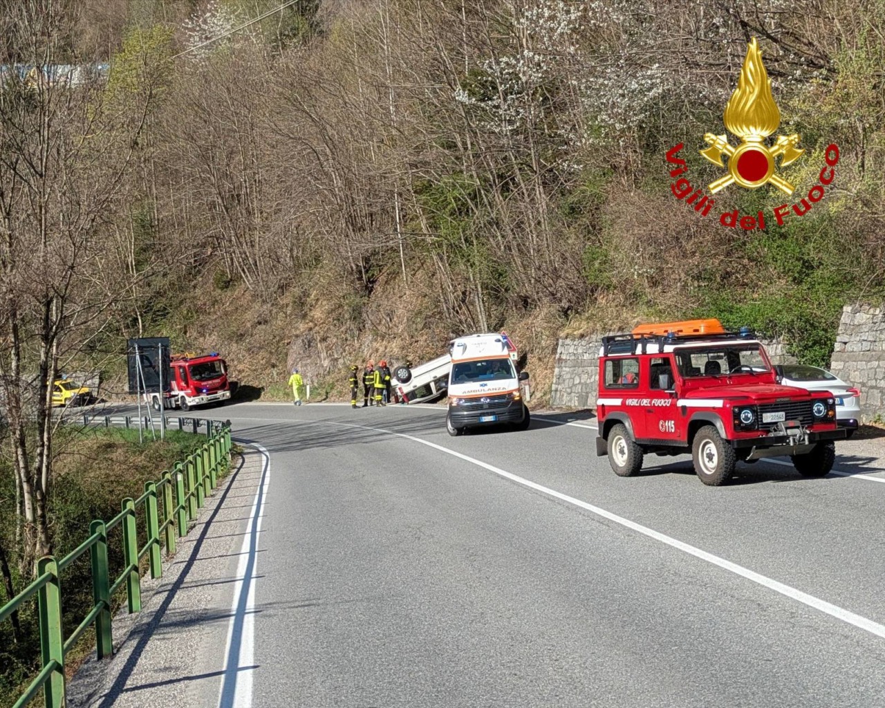 Auto si ribalta sulla SS42: intervengono i Vigili del fuoco