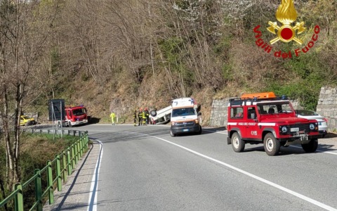 Auto si ribalta sulla SS42: intervengono i Vigili del fuoco