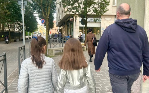 Bambine ripuliscono la fontana, poi chiedono il compenso al sindaco (che offre la merenda)