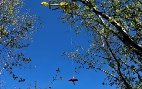 Bellano, ribaltamento in zona impervia: 79enne sbalzato dal trattore