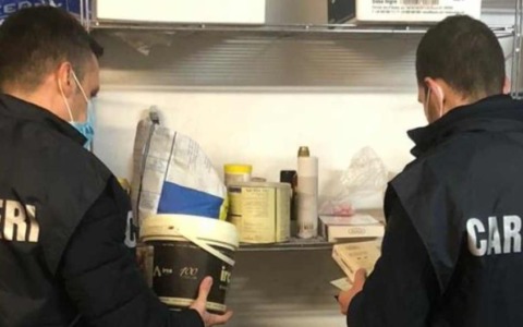 Blitz dei Carabinieri del NAS nel sud pontino: sequestrati oltre 250 kg di alimenti e conserve a rischio botulino. Chiuso un deposito, multato un panificio e un’azienda agricola