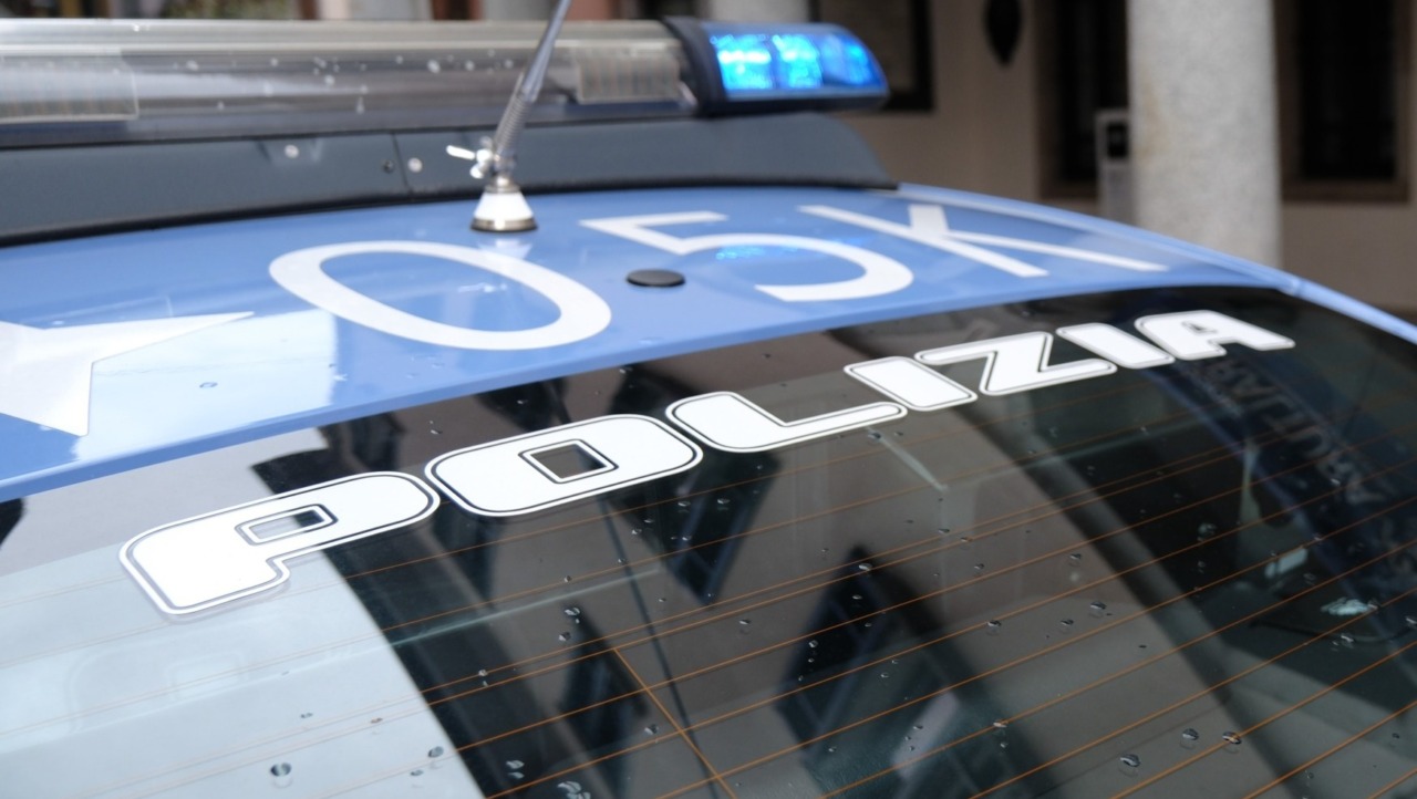 Brandisce una zappa contro i poliziotti: denunciato un 45enne di Omegna