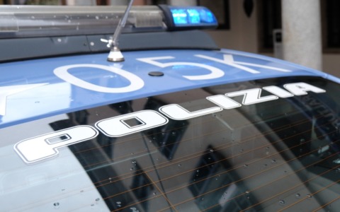Brandisce una zappa contro i poliziotti: denunciato un 45enne di Omegna