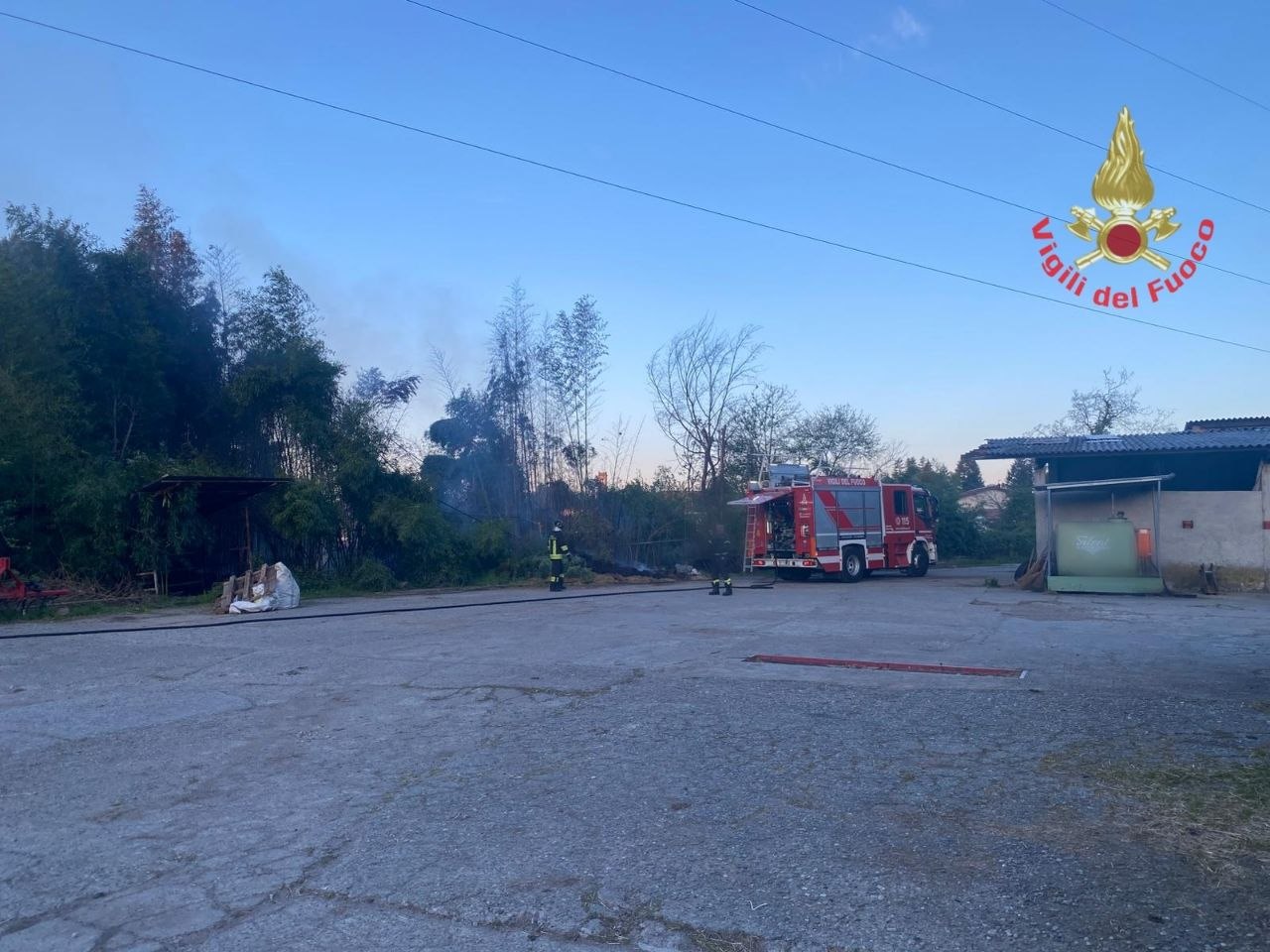 Bruciano sterpaglie a Cascina Guidino