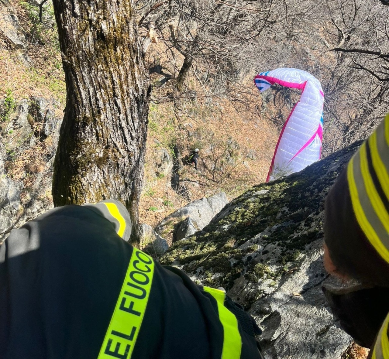Cade col parapendio, tragedia sfiorata