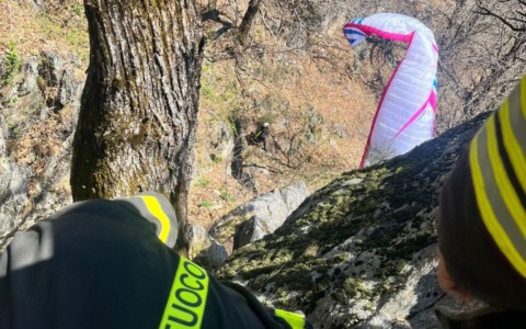 Cade col parapendio, tragedia sfiorata