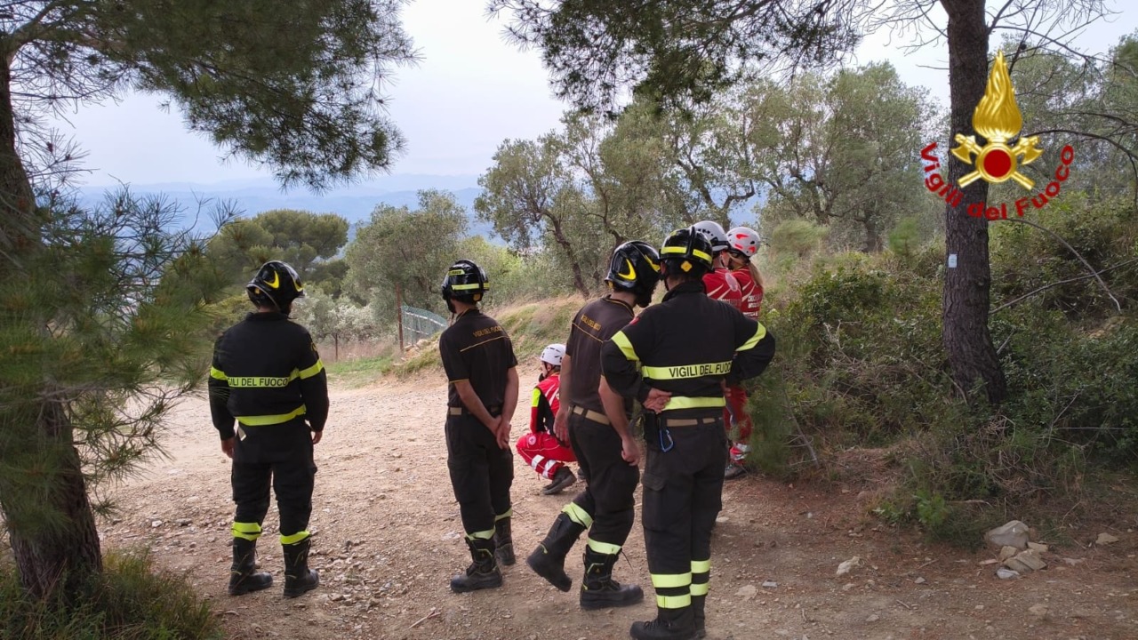 Cade con la bici durante una gara, il video del soccorso con l’elicottero
