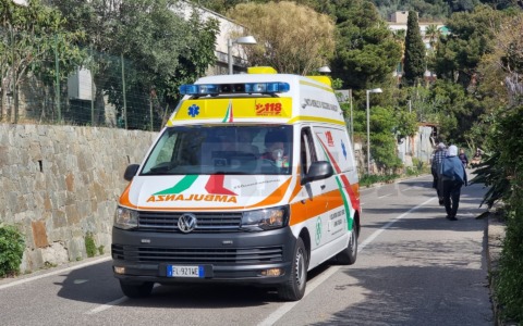 Caduta dalle scale, donna in codice rosso al pronto soccorso