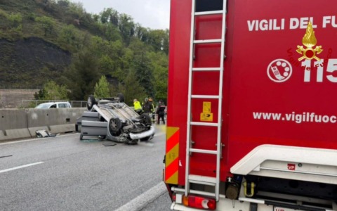 Caldarola, auto si ribalta sulla SS77, un morto
