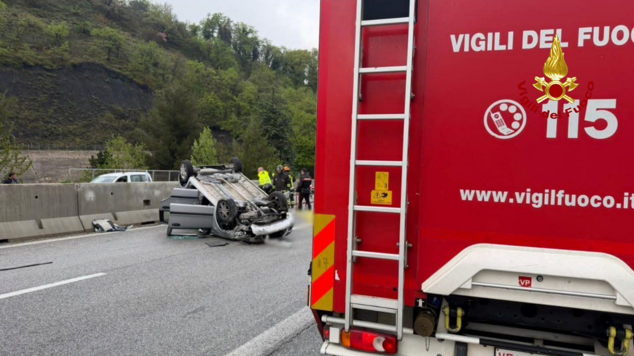 Caldarola, auto si ribalta sulla SS77, un morto