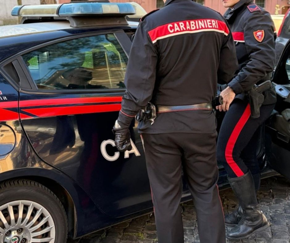 Camion bloccato in centro storico, traffico paralizzato per 20 minuti