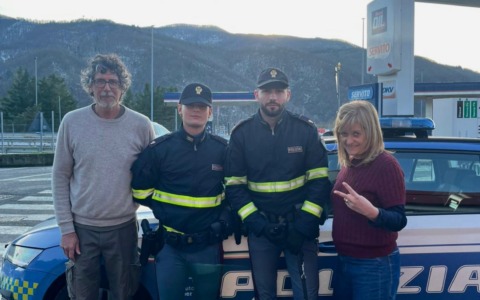 Cane scappa dai proprietari che lo hanno appena adottato e finisce in un dirupo, viene salvato dagli agenti della polstrada