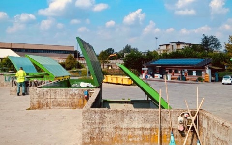 Cassoni pieni, piattaforma ecologica a rischio chiusura e rifiuti… rifiutati