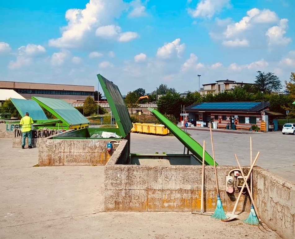 Cassoni pieni, piattaforma ecologica a rischio chiusura e rifiuti… rifiutati