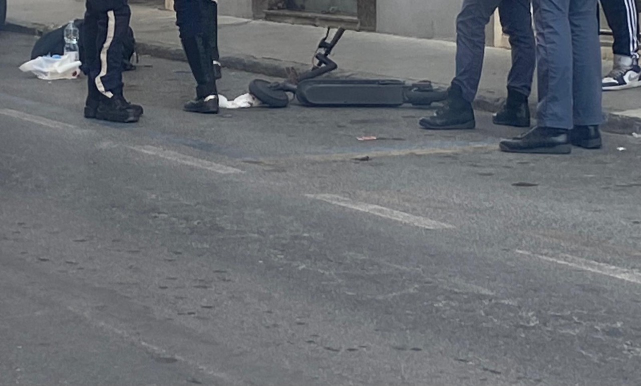 Centra una buca e cade dal monopattino. In codice giallo all’ospedale