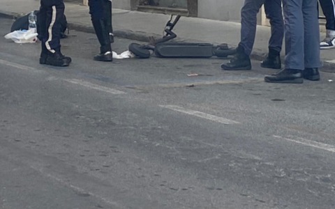 Centra una buca e cade dal monopattino. In codice giallo all’ospedale