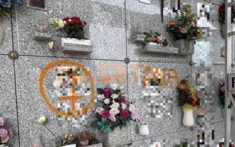 Cimitero vandalizzato a Pesaro, svastiche e scritte sataniche sulle lapidi