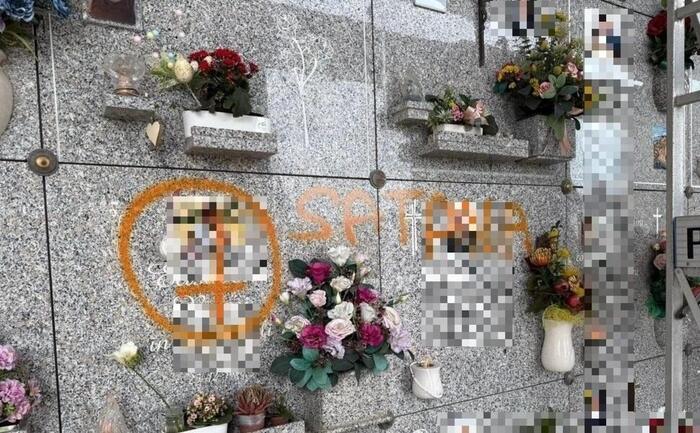 Cimitero vandalizzato a Pesaro, svastiche e scritte sataniche sulle lapidi