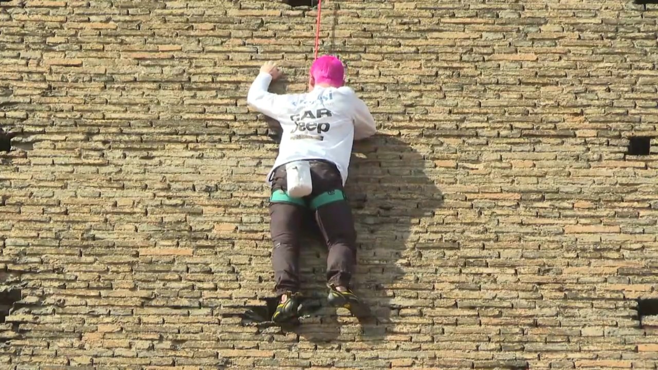 Climber professionista scala la Torre Prendiparte