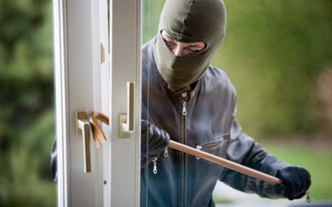 Colpo in villa, i ladri svuotano la cassaforte e portano via i gioielli di famiglia