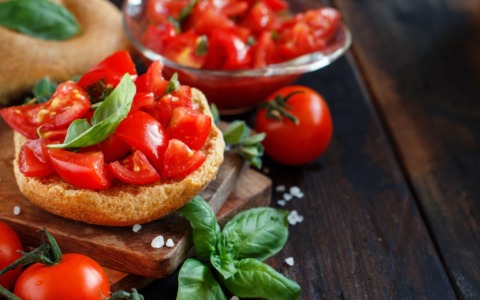 Coltiviamo: il pomodoro, re dell’orto e della tavola estiva