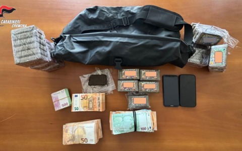 Compra 4 chili di hashish sotto gli occhi dei carabinieri, due arresti a Dovera