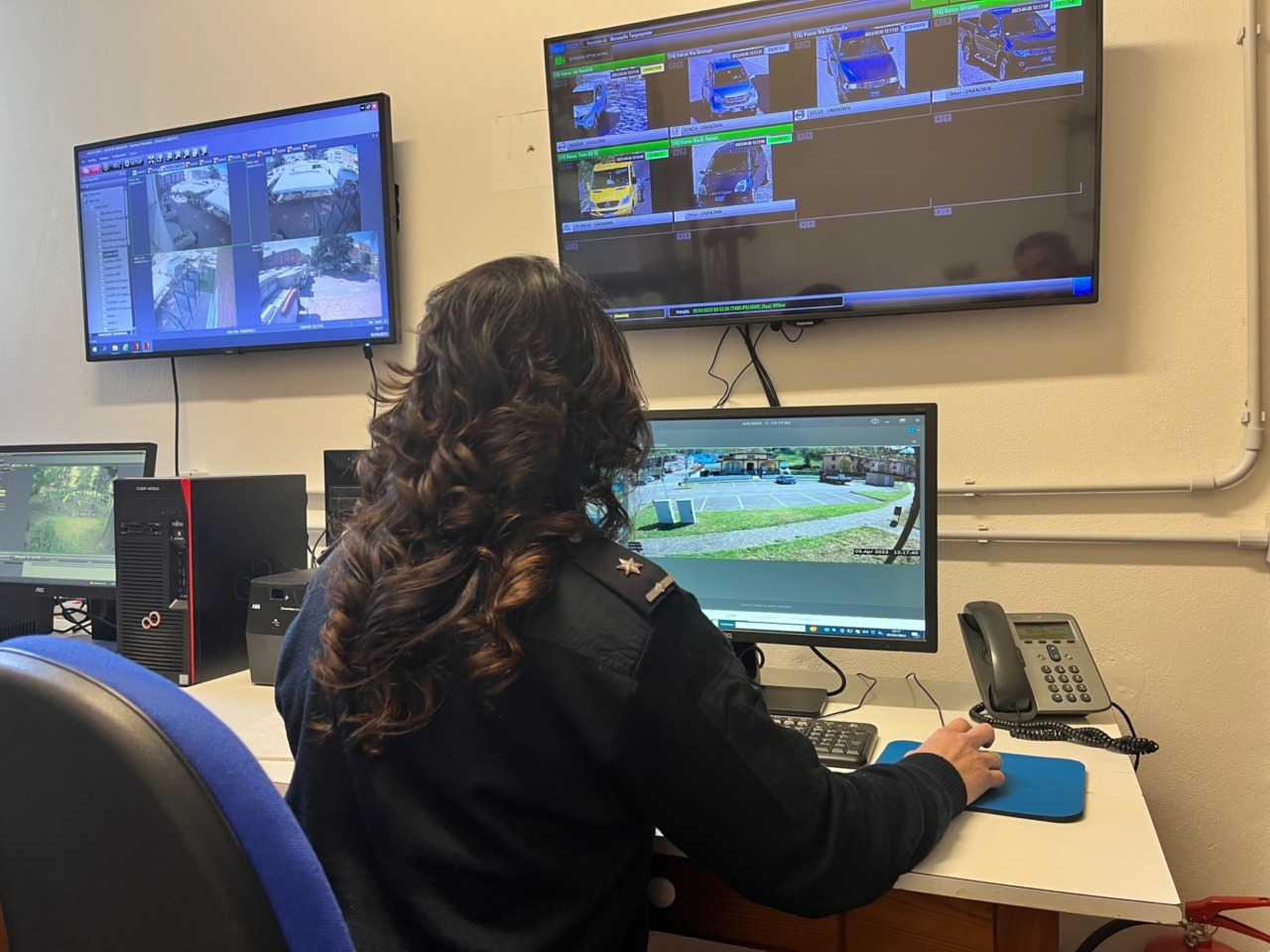 Con l’autovettura danneggiano due auto in sosta e poi fuggono. Individuati dalla Polizia locale