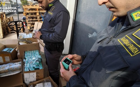 Controlli a Termini, sequestrati oltre 9.000 tra articoli di bigiotteria insicuri e monili contraffatti