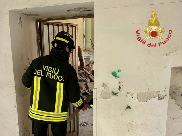 Crolla solaio di una struttura in riqualificazione: quattro operai feriti