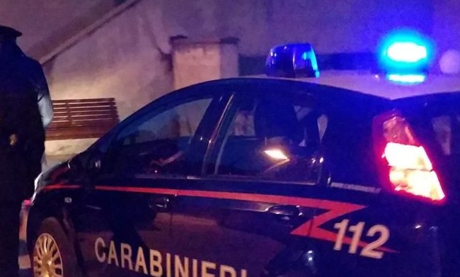 Dà in escandescenza fuori dal bar, denunciato