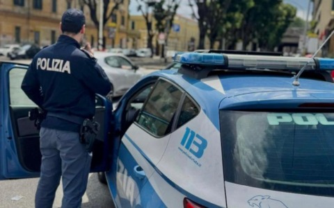 Danneggia le auto in sosta e aggredisce due agenti, arrestato un ragazzo di 25 anni