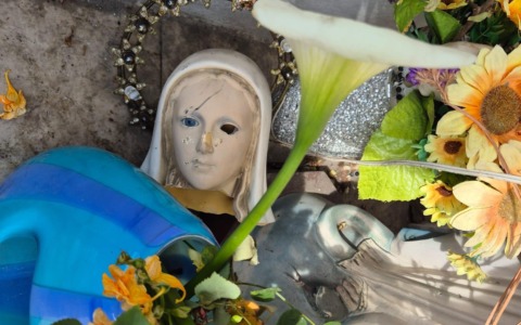 Decapitata la statua della Madonna di Lourdes nella nicchia votiva