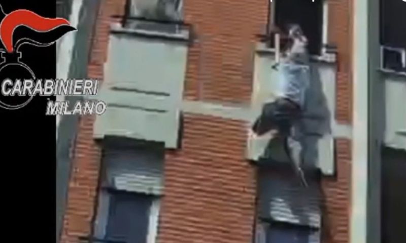 Dopo un litigio con la compagna si butta dalla finestra del quarto piano: salvato dai carabinieri