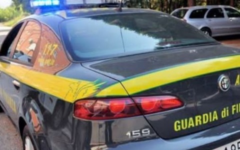 Dopo una rissa prende a sediate i finanzieri, arrestato