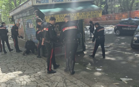 Droga, maxi blitz al Quarticciolo: dodici persone arrestate