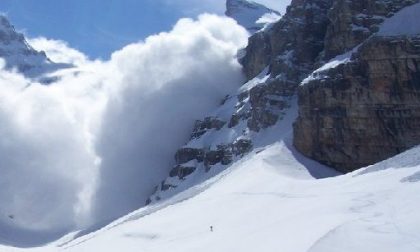 Due scialpinisti lecchesi travolti da una valanga in Svizzera