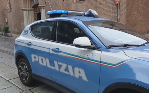 Entra nella chiesa del Carmine ad Alessandria e dà in escandescenza