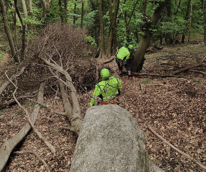 Escursionista ferito nei boschi di Sambrosera: intervento del Soccorso Alpino e recupero con elisoccorso
