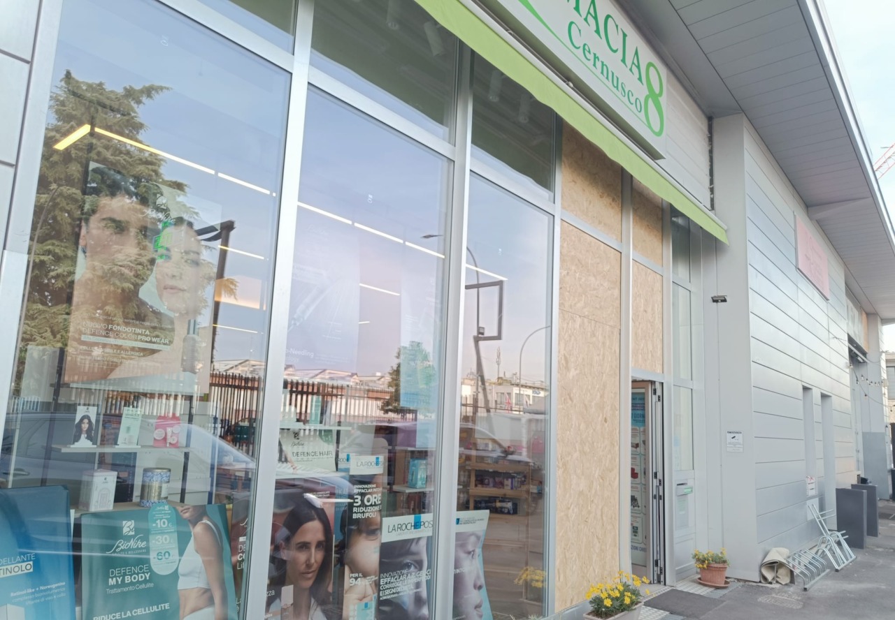 Farmacia presa d’assalto con un’auto nella notte: un ladro sfonda la vetrata e ruba il registratore di cassa