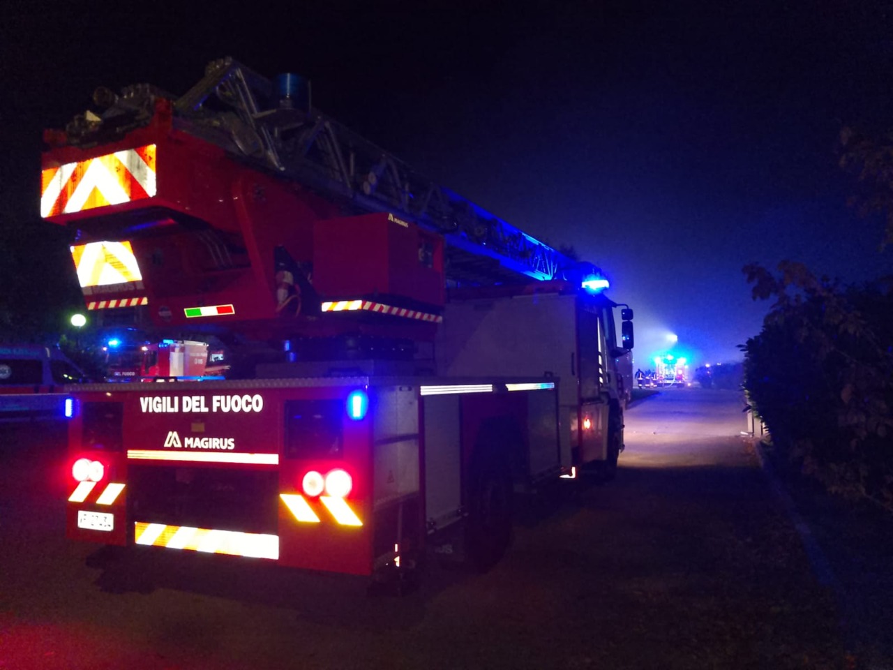 Fiamme nella notte a Trescore Balneario: distrutti un furgone e diversi bancali