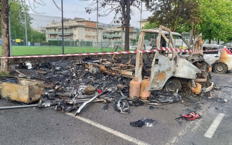 Fiamme nella notte nel parcheggio di via Acquaderni, a Monterosso: distrutto un camper